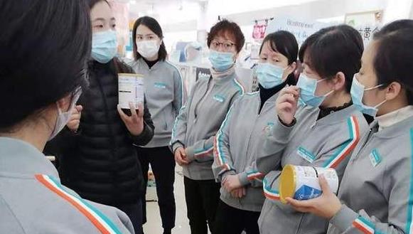 纽瑞优营养师在上海爱婴室浦东禹州广场店给导购做专业培训